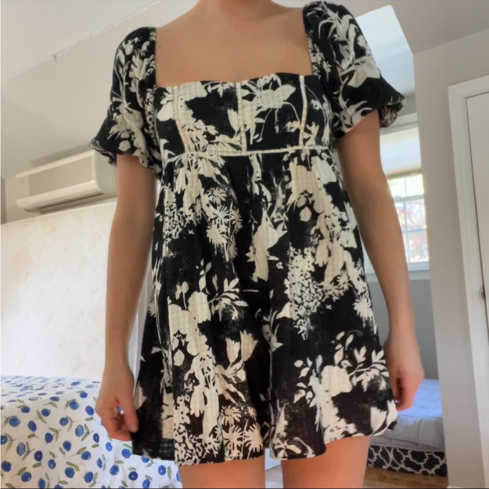 Black and white puff sleeve floral baby doll romper size m